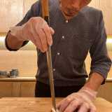Ad accompagnare le pietanze vengono poi serviti vari tipi di liquori tradizionali preparati direttamente dall�executive chef giapponese Hirotsugu Aisu. Quest�ultimo � autore di uno dei primi libri italiani sul sushi ed � anche un artista con numerose mostre ed esposizioni alle spalle
